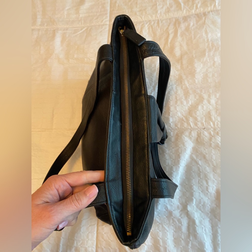 Jones New York Black Leather Bag - Minimalist Classic Elegance with Bow Detail - Picture 5 of 10
